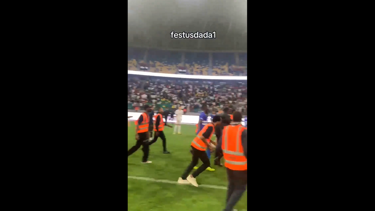 Haos inimaginabil la meciul lui Reghecampf din Liga Campionilor Africii! Bătaie generală, jandarmii și scutierii din Rwanda au pătruns pe gazon