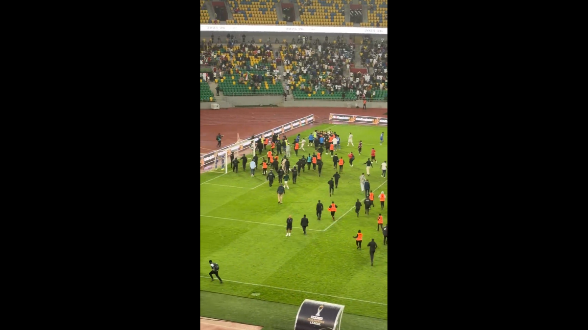Haos inimaginabil la meciul lui Reghecampf din Liga Campionilor Africii! Bătaie generală, jandarmii și scutierii din Rwanda au pătruns pe gazon