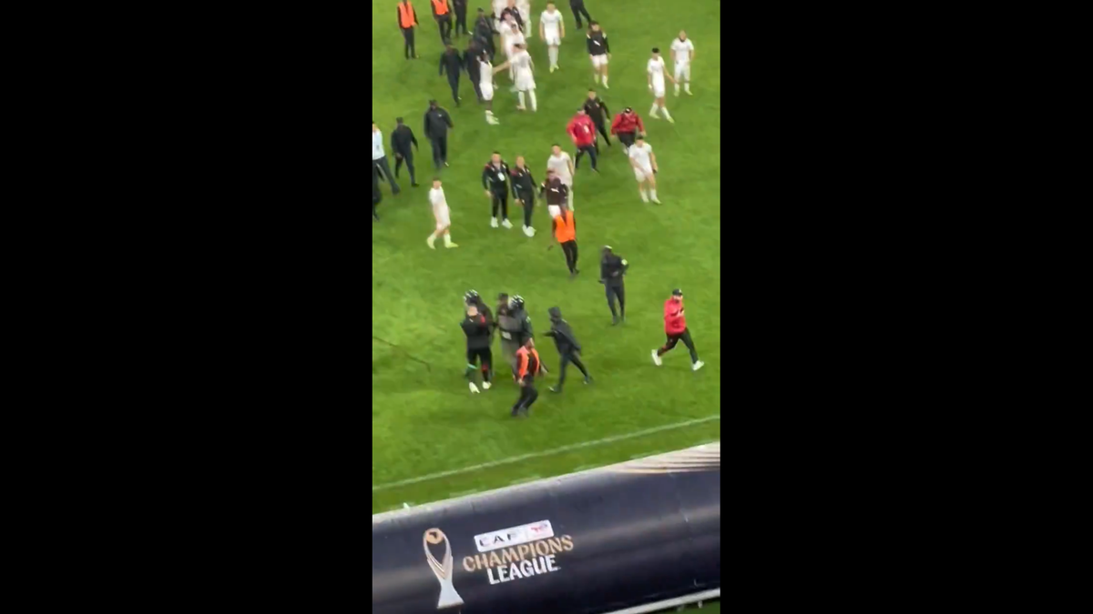 Haos inimaginabil la meciul lui Reghecampf din Liga Campionilor Africii! Bătaie generală, jandarmii și scutierii din Rwanda au pătruns pe gazon