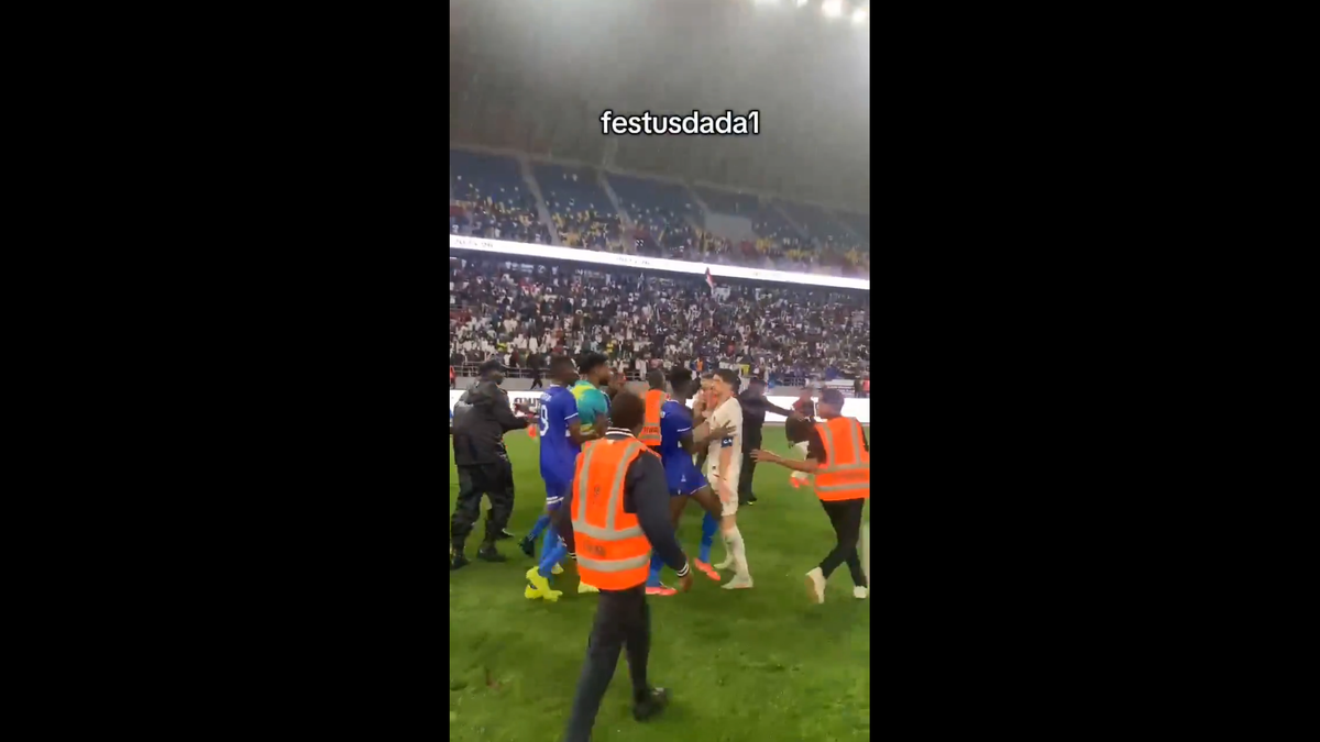 Haos inimaginabil la meciul lui Reghecampf din Liga Campionilor Africii! Bătaie generală, jandarmii și scutierii din Rwanda au pătruns pe gazon