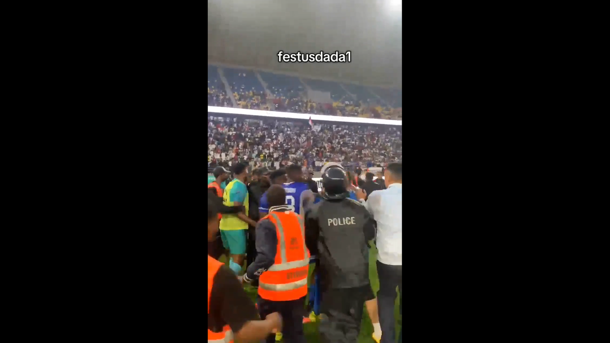 Haos inimaginabil la meciul lui Reghecampf din Liga Campionilor Africii! Bătaie generală, jandarmii și scutierii din Rwanda au pătruns pe gazon