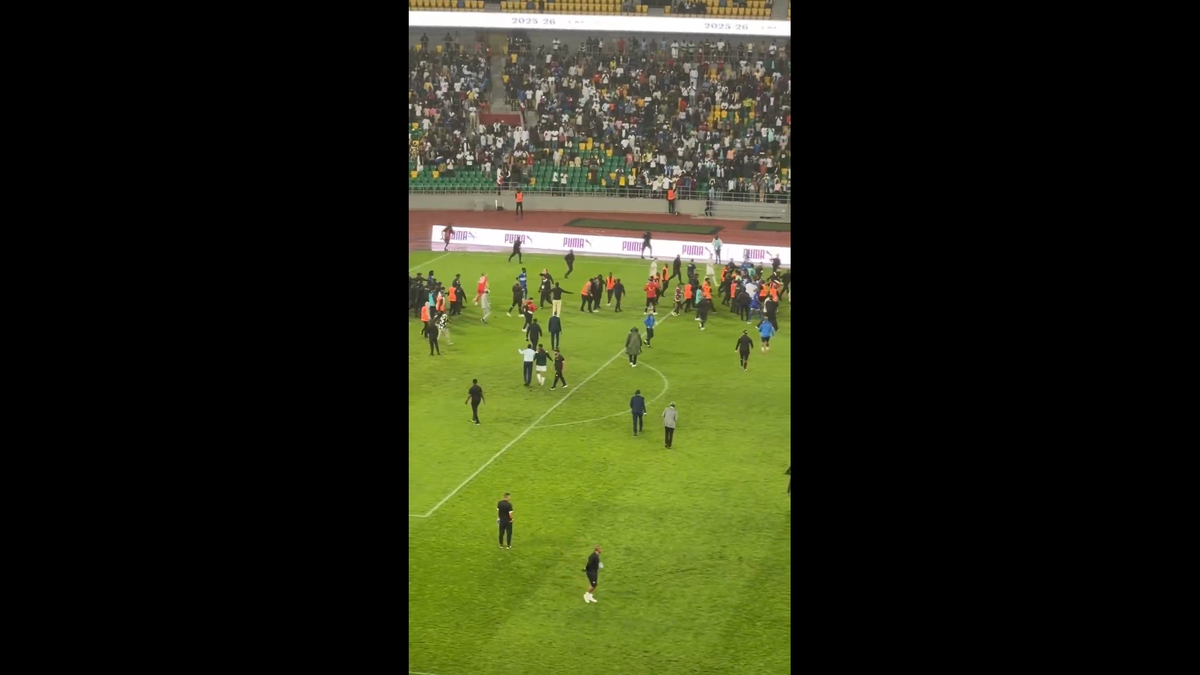 Haos inimaginabil la meciul lui Reghecampf din Liga Campionilor Africii! Bătaie generală, jandarmii și scutierii din Rwanda au pătruns pe gazon