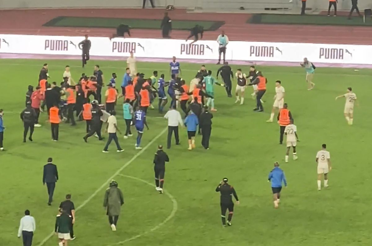 Haos inimaginabil la meciul lui Reghecampf din Liga Campionilor Africii! Bătaie generală, jandarmii și scutierii din Rwanda au pătruns pe gazon