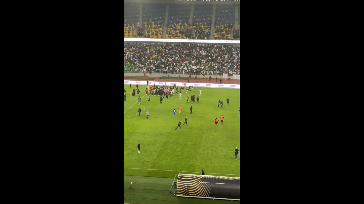 Haos inimaginabil la meciul lui Reghecampf din Liga Campionilor Africii! Bătaie generală, jandarmii și scutierii din Rwanda au pătruns pe gazon