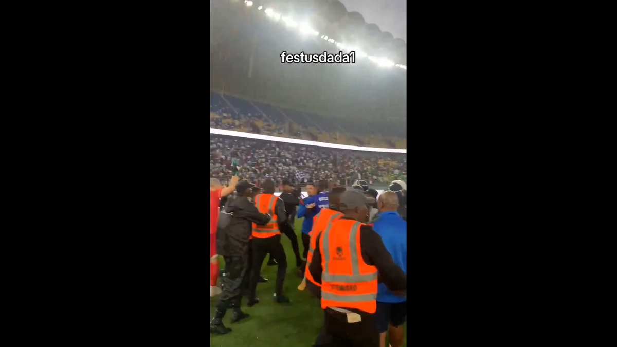 Haos inimaginabil la meciul lui Reghecampf din Liga Campionilor Africii! Bătaie generală, jandarmii și scutierii din Rwanda au pătruns pe gazon