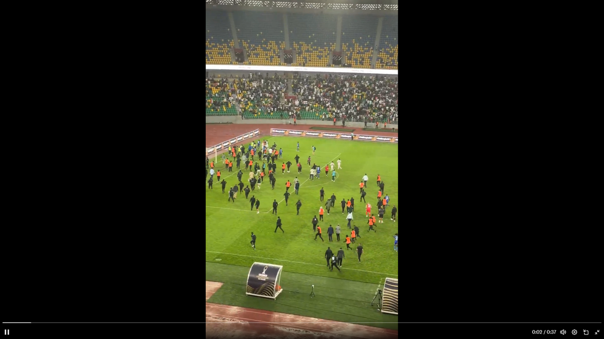 Haos inimaginabil la meciul lui Reghecampf din Liga Campionilor Africii! Bătaie generală, jandarmii și scutierii din Rwanda au pătruns pe gazon