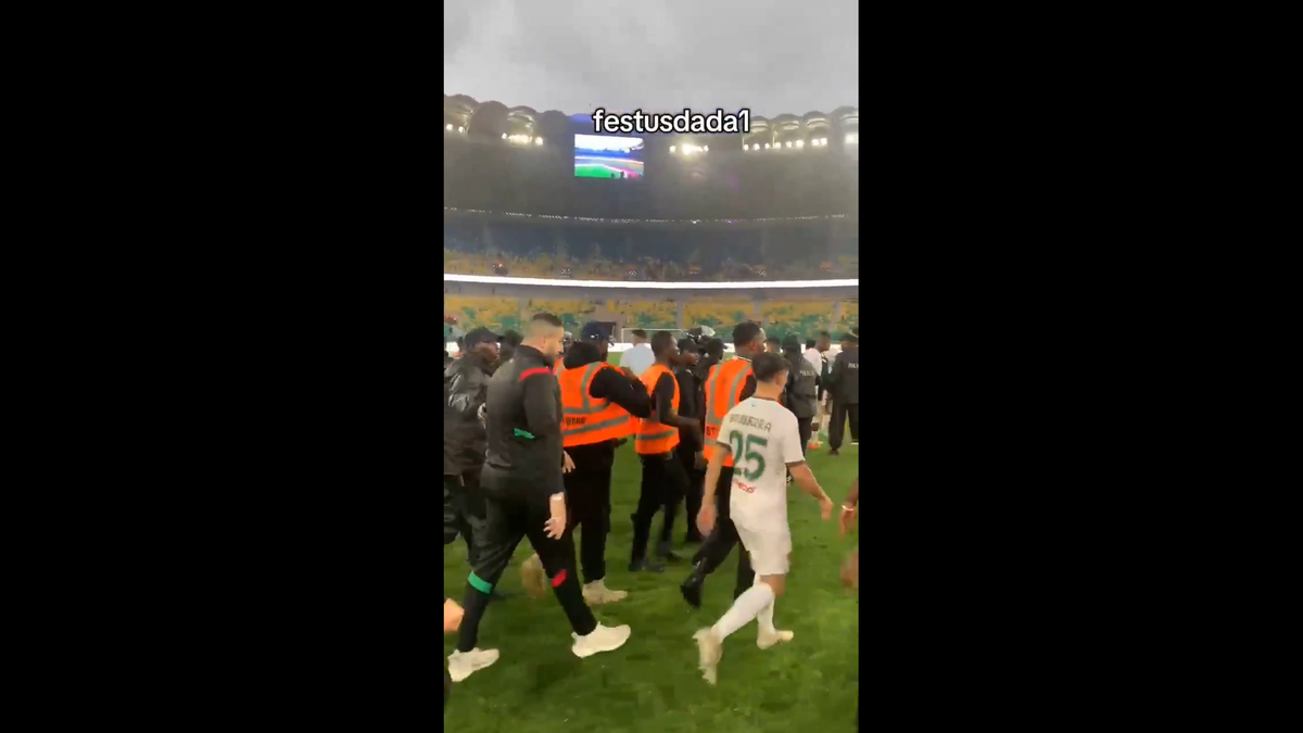 Haos inimaginabil la meciul lui Reghecampf din Liga Campionilor Africii! Bătaie generală, jandarmii și scutierii din Rwanda au pătruns pe gazon