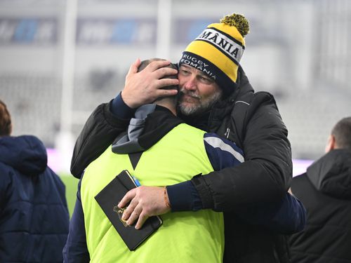 David Gerard, felicitat de unul dintre colaboratorii săi la finalul meciului contra Canadei FOTO Imago Images