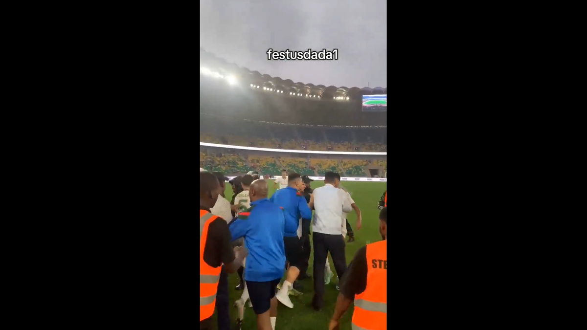 Haos inimaginabil la meciul lui Reghecampf din Liga Campionilor Africii! Bătaie generală, jandarmii și scutierii din Rwanda au pătruns pe gazon