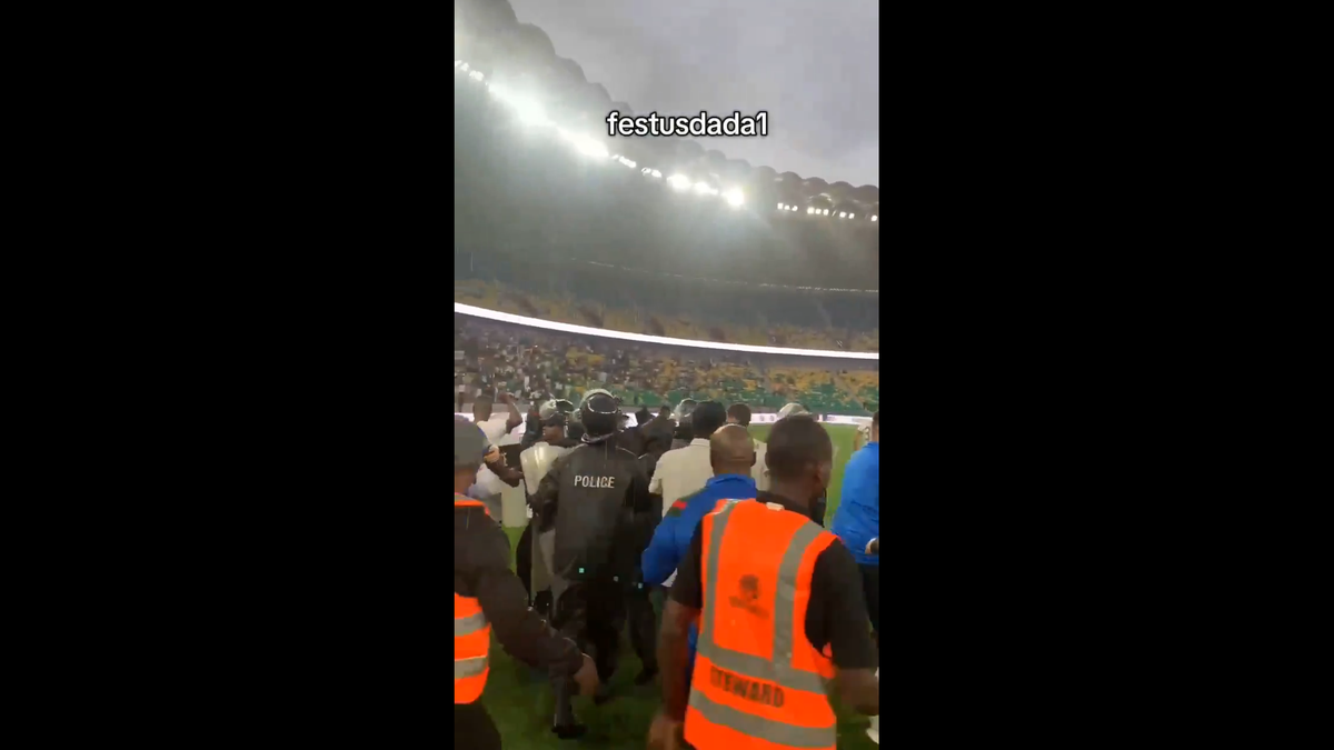 Haos inimaginabil la meciul lui Reghecampf din Liga Campionilor Africii! Bătaie generală, jandarmii și scutierii din Rwanda au pătruns pe gazon