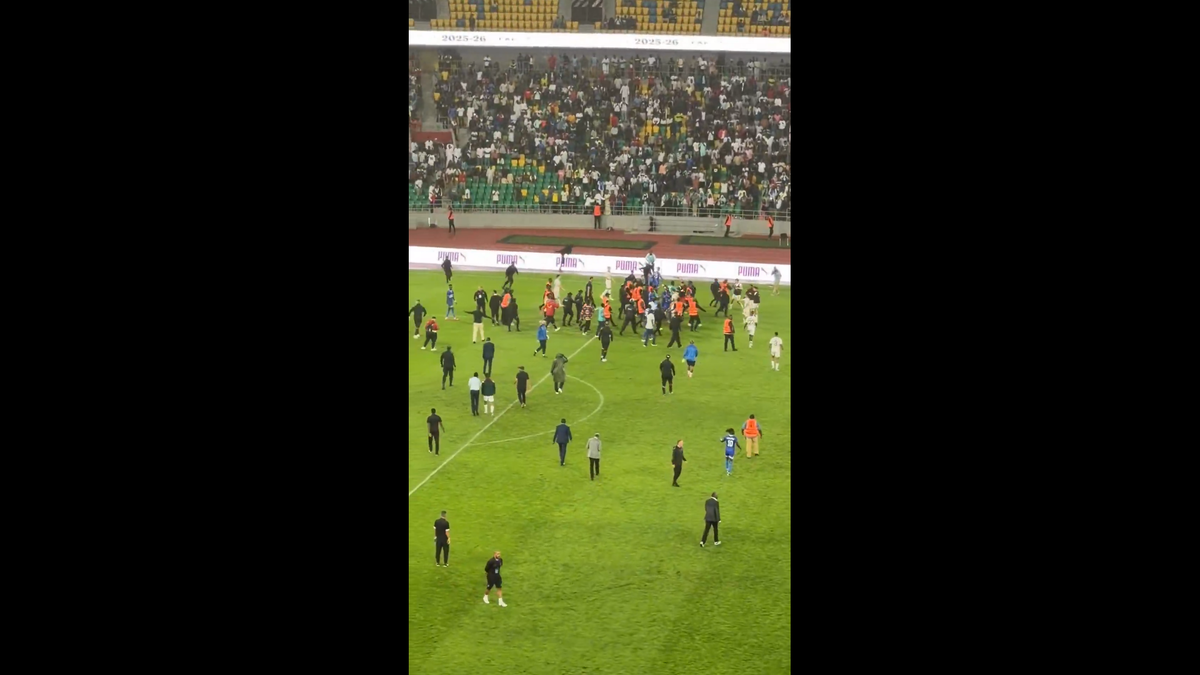 Haos inimaginabil la meciul lui Reghecampf din Liga Campionilor Africii! Bătaie generală, jandarmii și scutierii din Rwanda au pătruns pe gazon