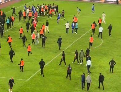 Haos inimaginabil la meciul lui Reghecampf din Liga Campionilor Africii! ...