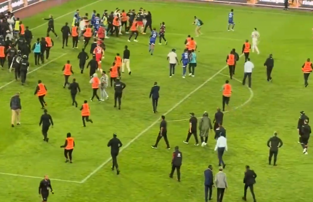 Haos inimaginabil la meciul lui Reghecampf din Liga Campionilor Africii! Bătaie generală, jandarmii și scutierii din Rwanda au pătruns pe gazon