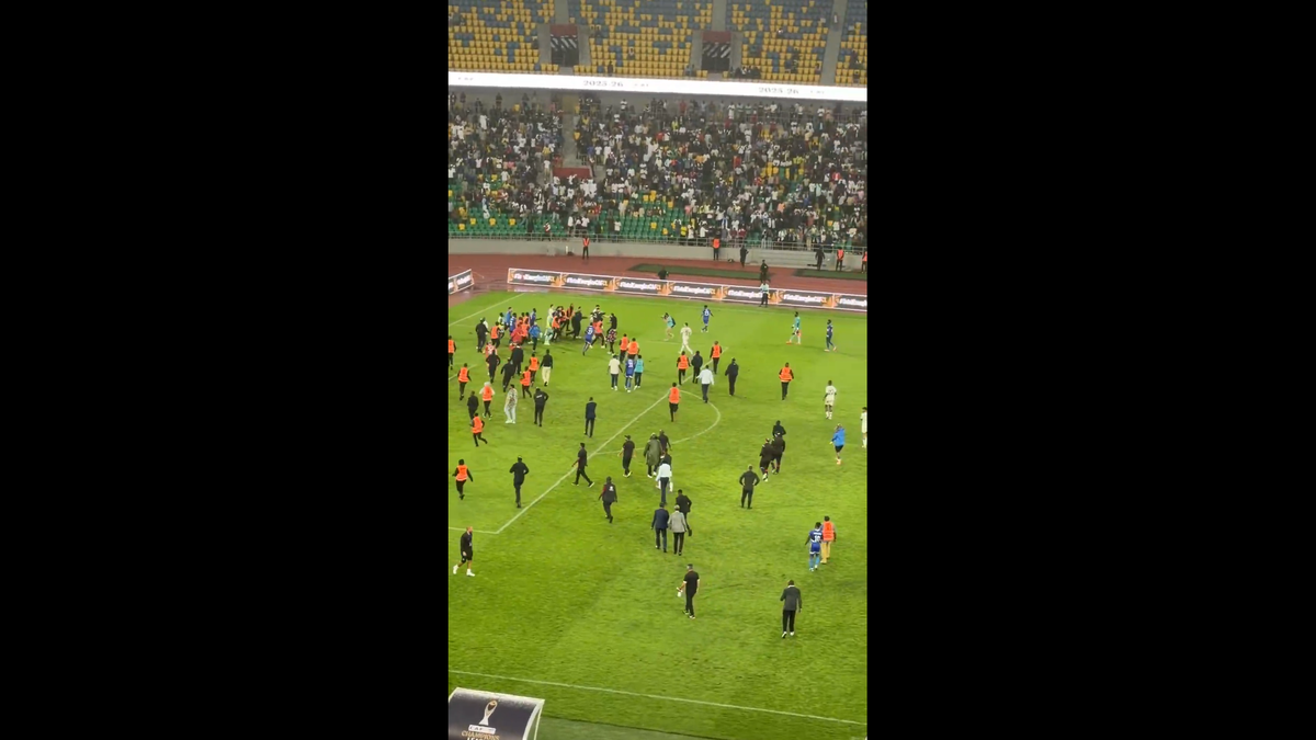 Haos inimaginabil la meciul lui Reghecampf din Liga Campionilor Africii! Bătaie generală, jandarmii și scutierii din Rwanda au pătruns pe gazon