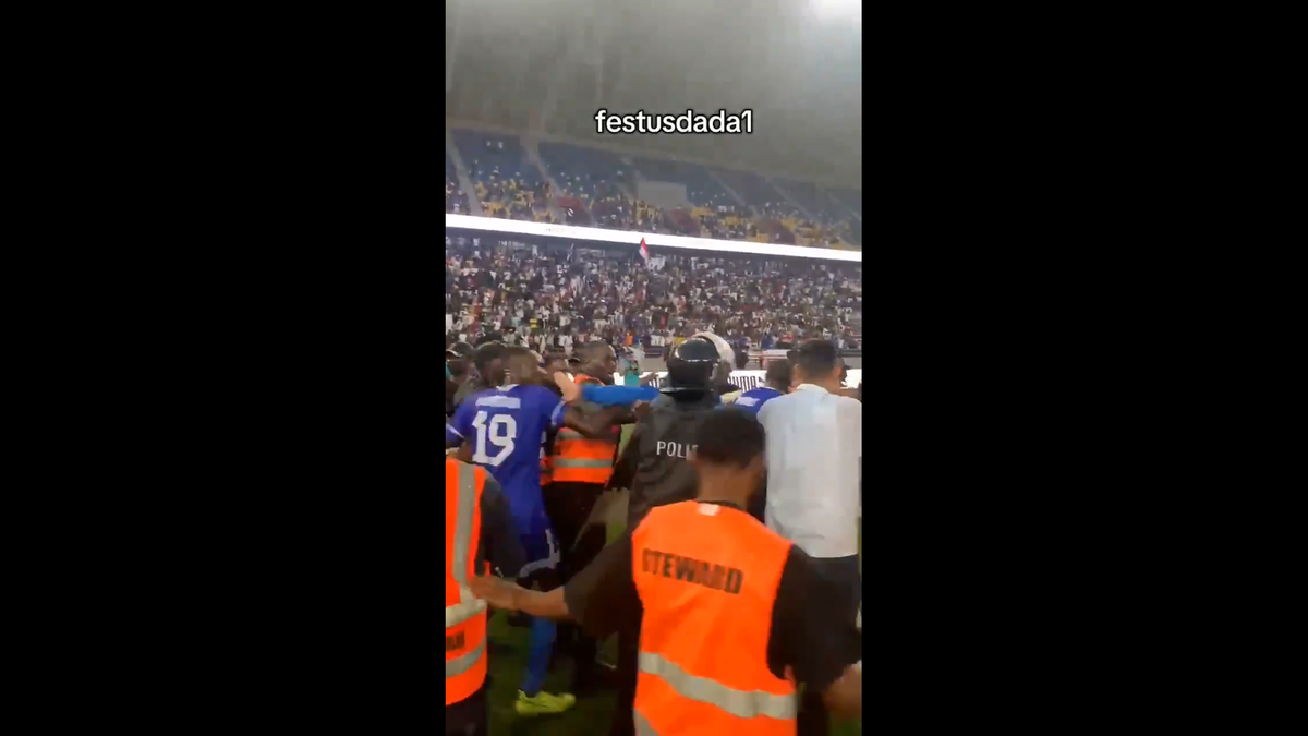 Haos inimaginabil la meciul lui Reghecampf din Liga Campionilor Africii! Bătaie generală, jandarmii și scutierii din Rwanda au pătruns pe gazon