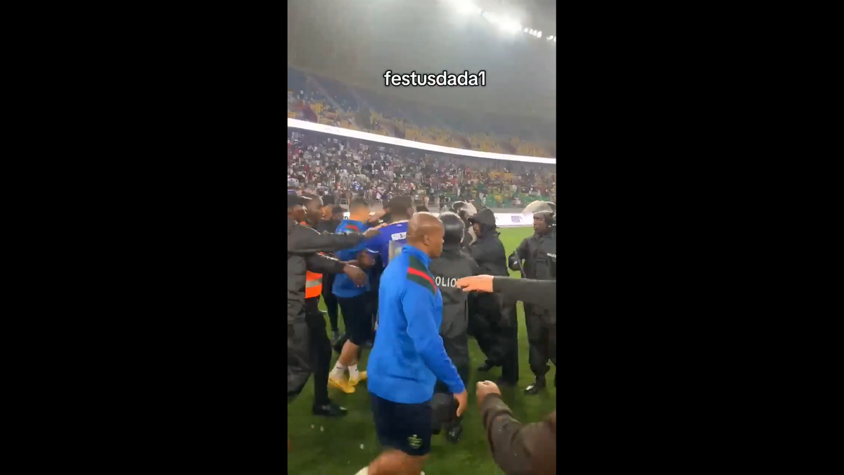 Haos inimaginabil la meciul lui Reghecampf din Liga Campionilor Africii! Bătaie generală, jandarmii și scutierii din Rwanda au pătruns pe gazon