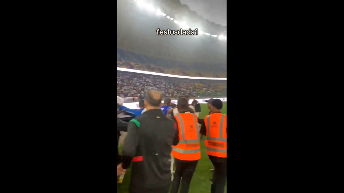 Haos inimaginabil la meciul lui Reghecampf din Liga Campionilor Africii! Bătaie generală, jandarmii și scutierii din Rwanda au pătruns pe gazon