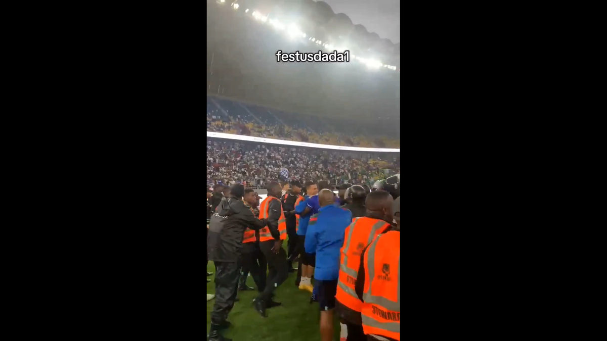 Haos inimaginabil la meciul lui Reghecampf din Liga Campionilor Africii! Bătaie generală, jandarmii și scutierii din Rwanda au pătruns pe gazon