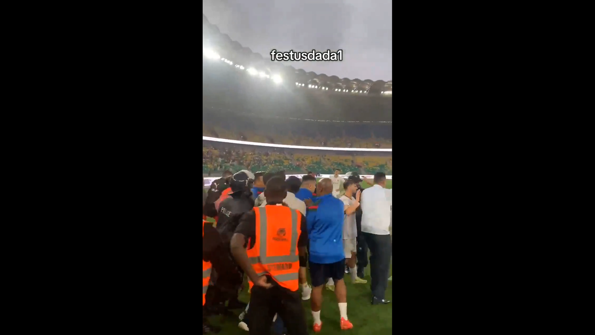 Haos inimaginabil la meciul lui Reghecampf din Liga Campionilor Africii! Bătaie generală, jandarmii și scutierii din Rwanda au pătruns pe gazon