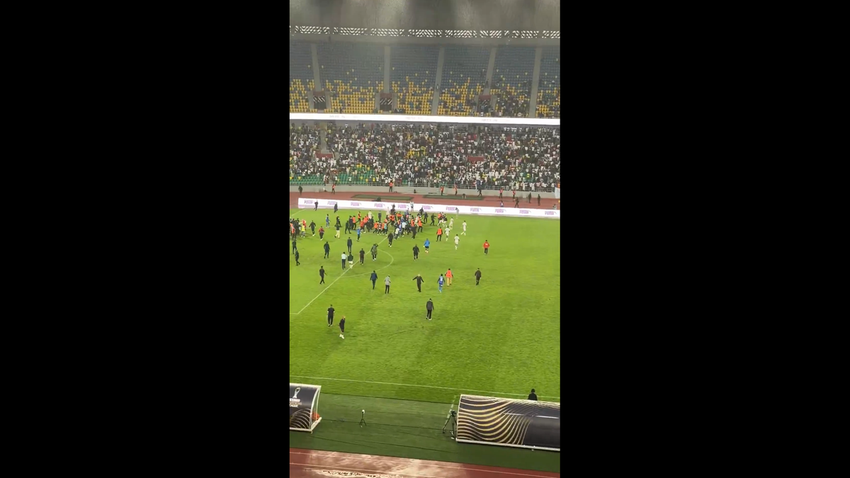 Haos inimaginabil la meciul lui Reghecampf din Liga Campionilor Africii! Bătaie generală, jandarmii și scutierii din Rwanda au pătruns pe gazon