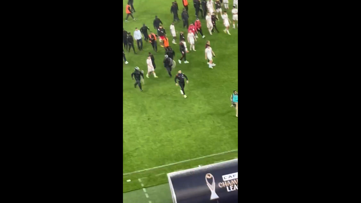 Haos inimaginabil la meciul lui Reghecampf din Liga Campionilor Africii! Bătaie generală, jandarmii și scutierii din Rwanda au pătruns pe gazon