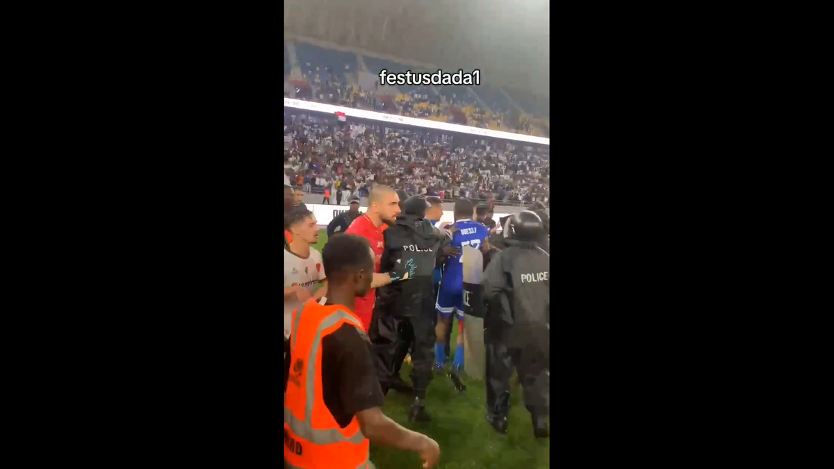 Haos inimaginabil la meciul lui Reghecampf din Liga Campionilor Africii! Bătaie generală, jandarmii și scutierii din Rwanda au pătruns pe gazon