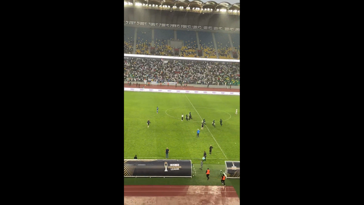 Haos inimaginabil la meciul lui Reghecampf din Liga Campionilor Africii! Bătaie generală, jandarmii și scutierii din Rwanda au pătruns pe gazon
