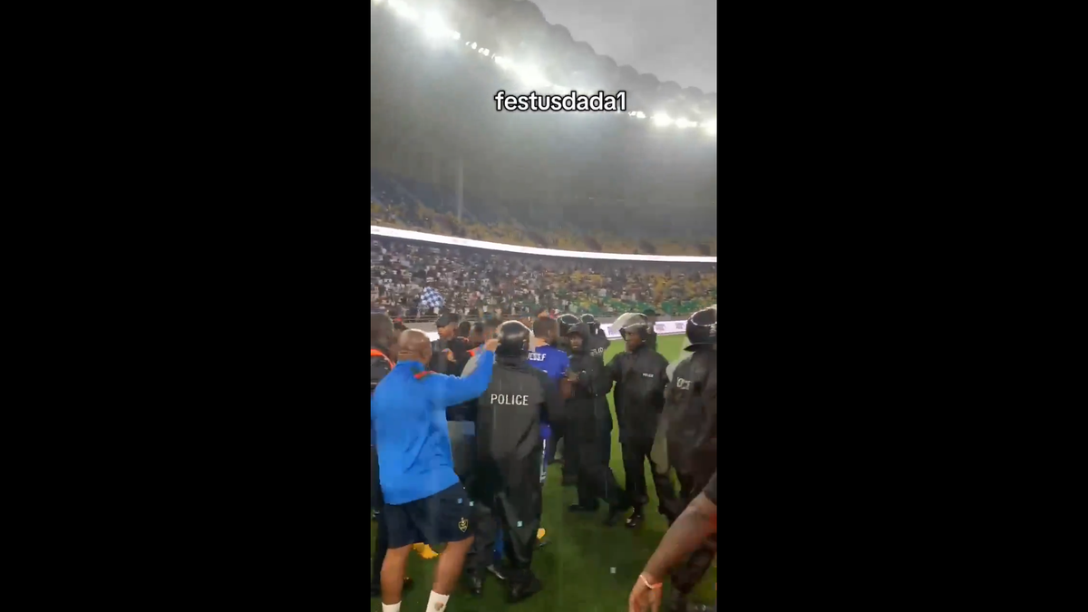 Haos inimaginabil la meciul lui Reghecampf din Liga Campionilor Africii! Bătaie generală, jandarmii și scutierii din Rwanda au pătruns pe gazon