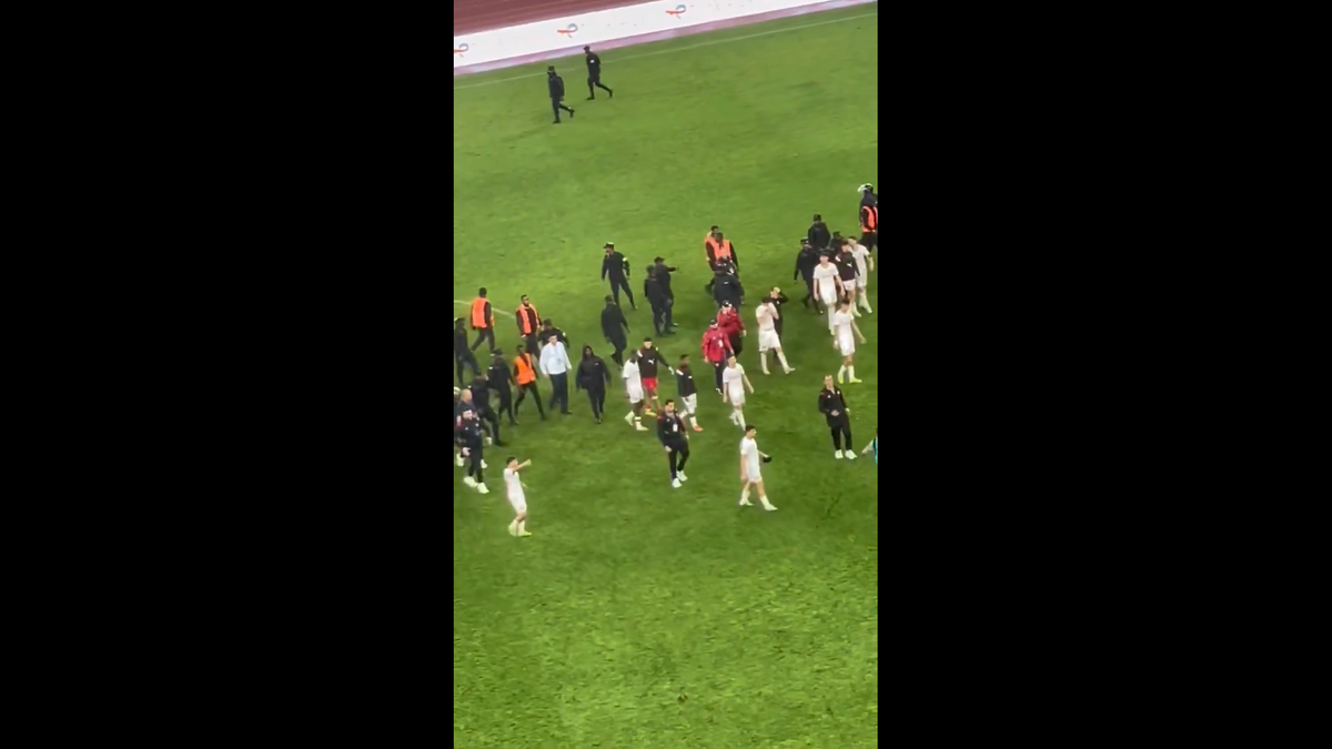 Haos inimaginabil la meciul lui Reghecampf din Liga Campionilor Africii! Bătaie generală, jandarmii și scutierii din Rwanda au pătruns pe gazon