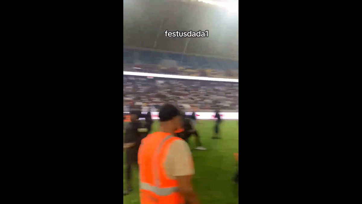 Haos inimaginabil la meciul lui Reghecampf din Liga Campionilor Africii! Bătaie generală, jandarmii și scutierii din Rwanda au pătruns pe gazon