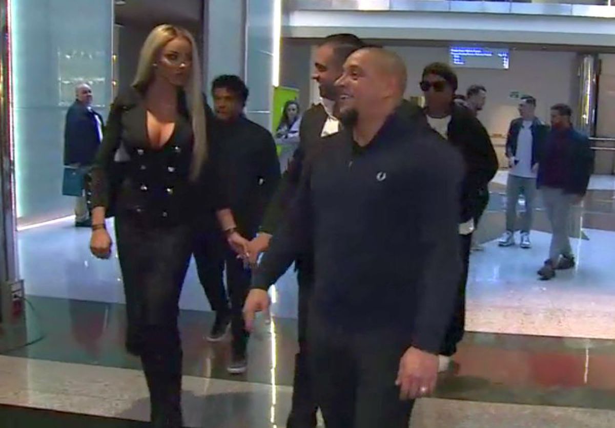 FOTO Bianca Drăgușanu, apariție-surpriză la meciul Stelelor Lumii! Decolteu amețitor în compania lui Roberto Carlos și Ronaldinho