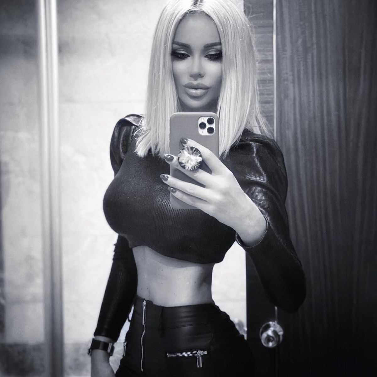 FOTO Bianca Drăgușanu, apariție-surpriză la meciul Stelelor Lumii! Decolteu amețitor în compania lui Roberto Carlos și Ronaldinho