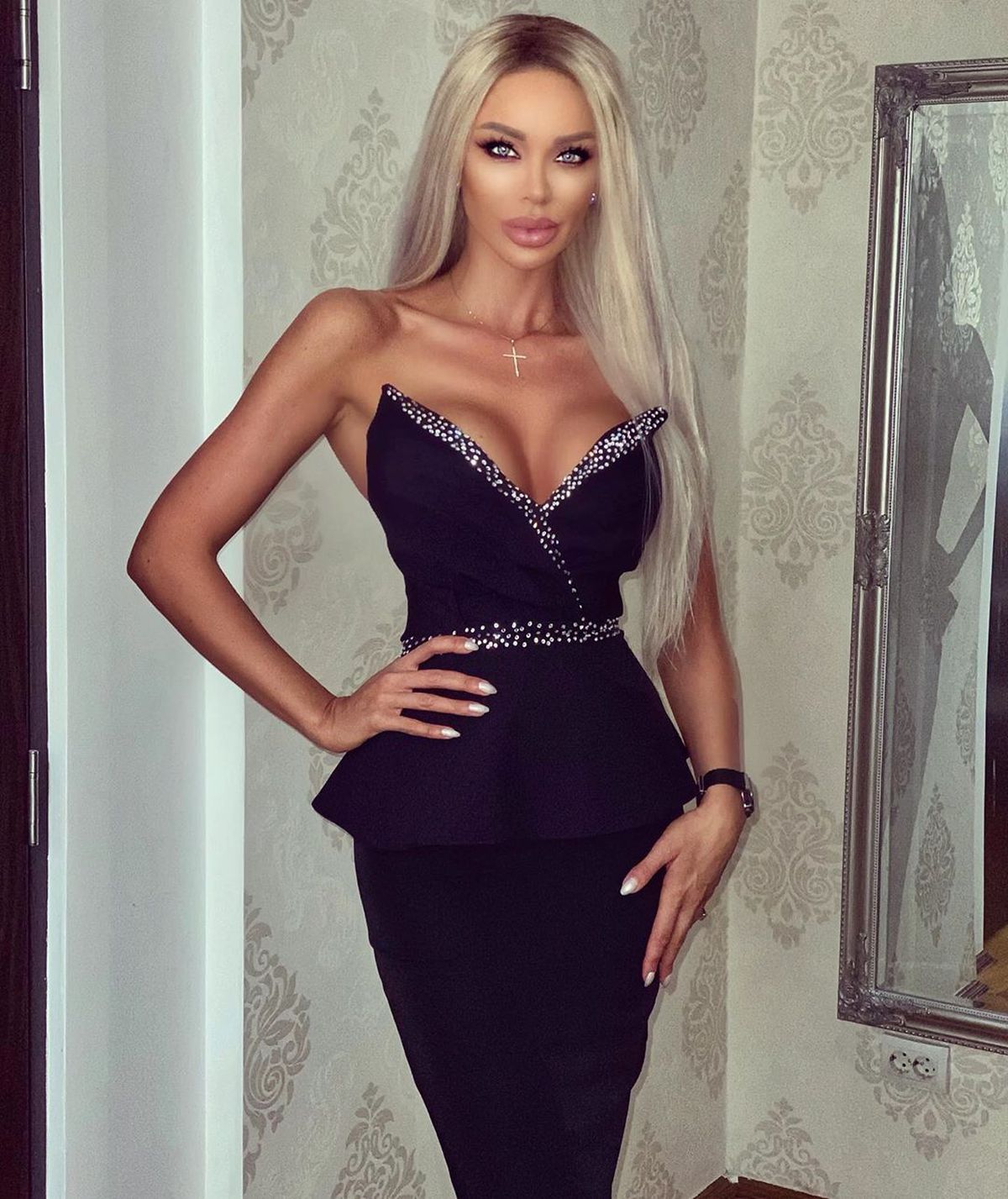 FOTO Bianca Drăgușanu, apariție-surpriză la meciul Stelelor Lumii! Decolteu amețitor în compania lui Roberto Carlos și Ronaldinho