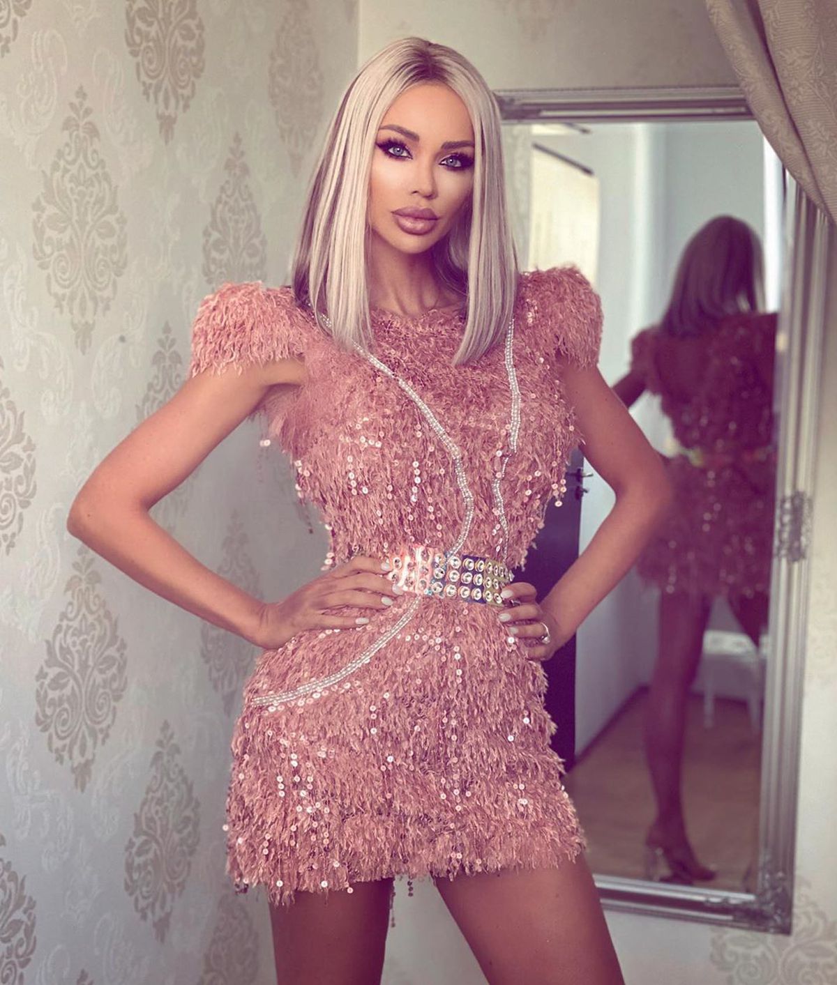 FOTO Bianca Drăgușanu, apariție-surpriză la meciul Stelelor Lumii! Decolteu amețitor în compania lui Roberto Carlos și Ronaldinho