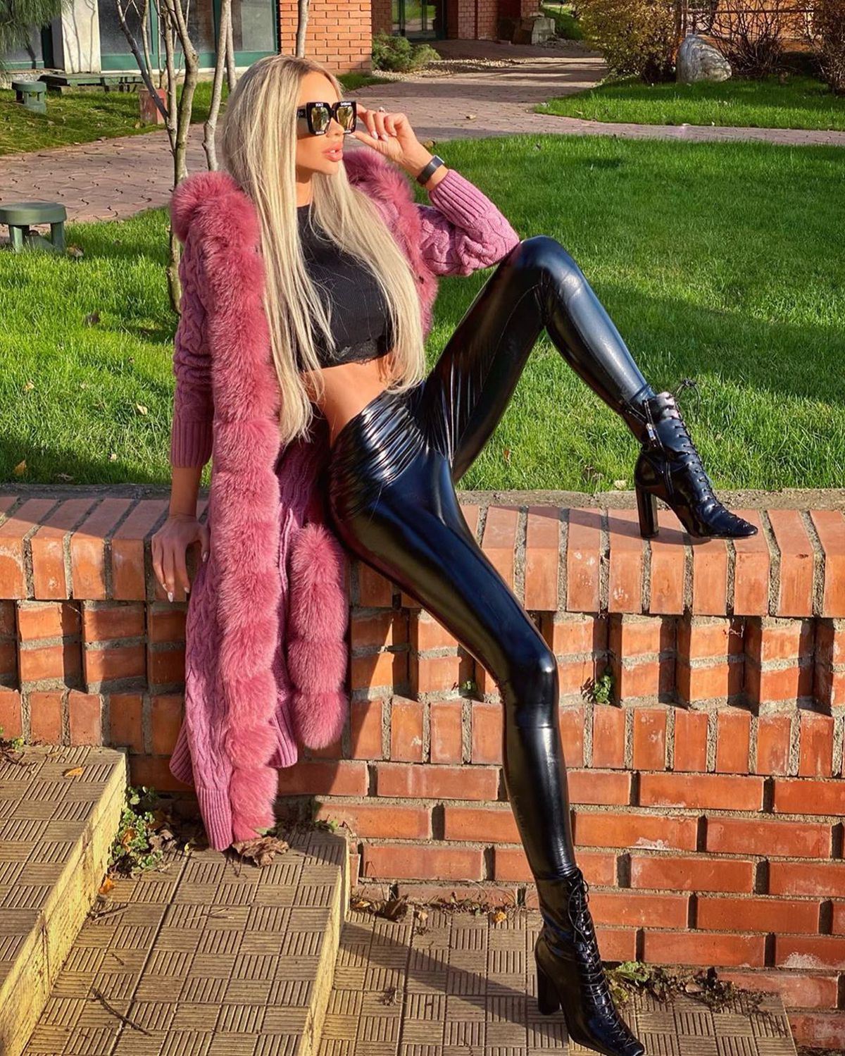 FOTO Bianca Drăgușanu, apariție-surpriză la meciul Stelelor Lumii! Decolteu amețitor în compania lui Roberto Carlos și Ronaldinho