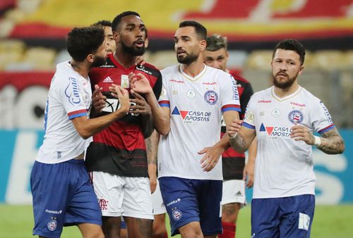 Gerson, mijlocașul lui Flamengo, îl acuză pe columbianul Ramírez (Bahia). „Nu voi închide gura, nu mă voi opri niciodată în lupta mea”, a protestat fostul jucător al Romei. S-a deschis imediat o anchetă. Foto: Reuters