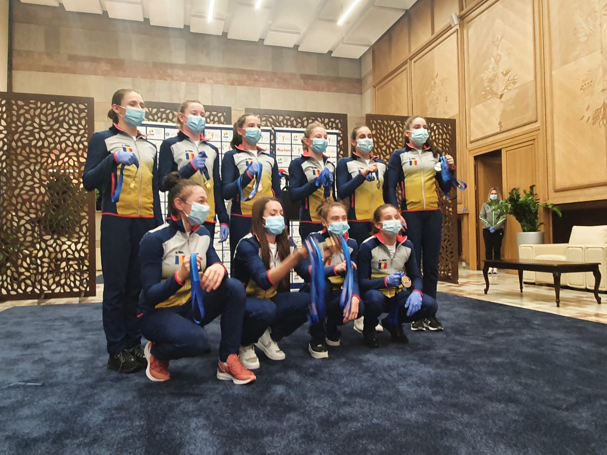 VIDEO „Tricolorele” s-au întors cu tolba plină de la Campionatele Europene de Gimnastică și au cântat colinde pe aeroport