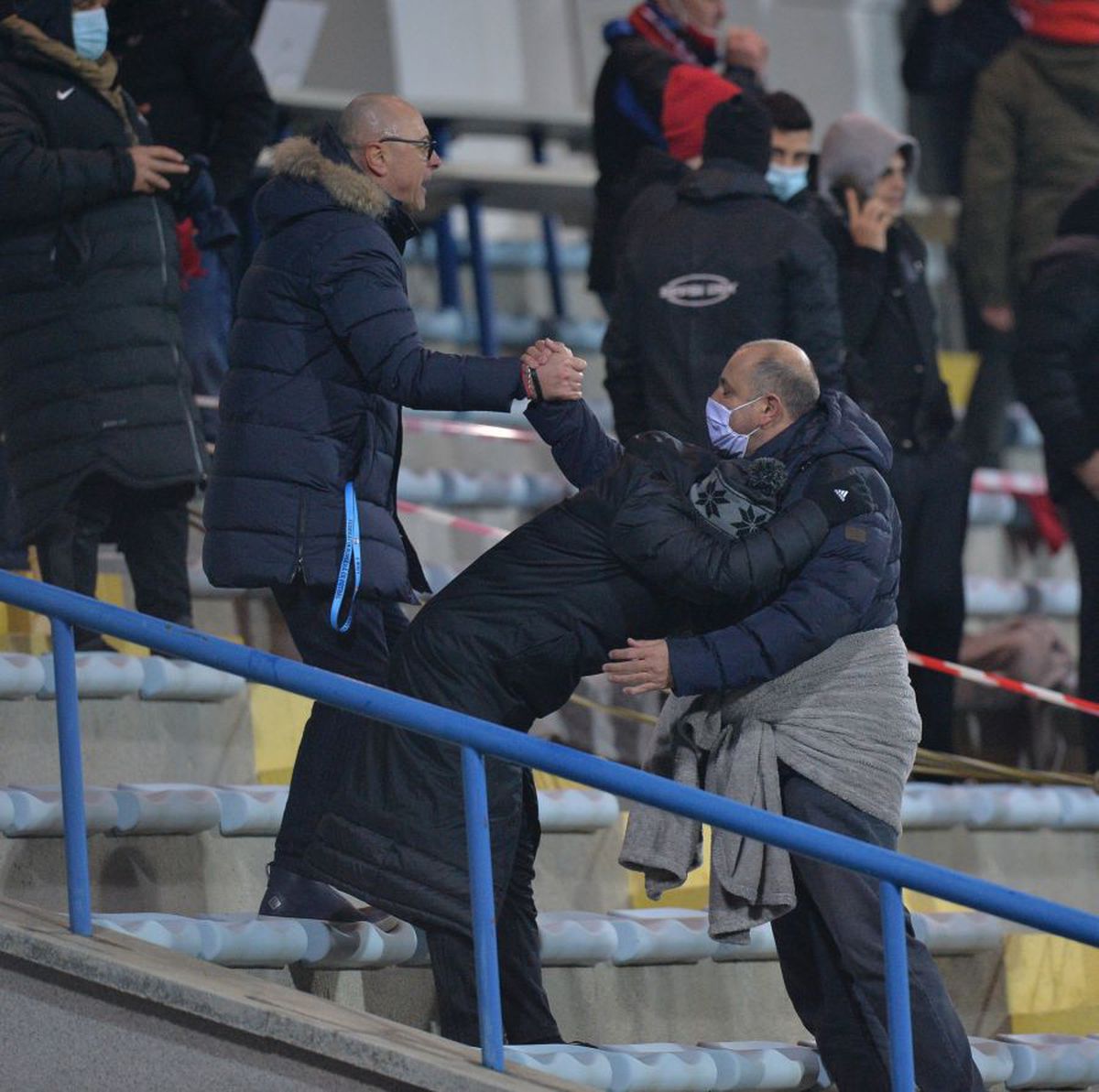FCSB. Mihai Stoica și-a „tăvălit”, din greșeală, un jucător în public » Panduru a început să râdă în direct