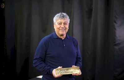 Mircea Lucescu, pentru a 5-a oară în istorie „Antrenorul anului”: „E un semn de respect! La vârsta mea, alții stau acasă, la căldură, și se uită la TV”