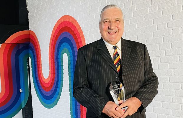 Rică Răducanu și-a stăpânit cu greu lacrimile, la primirea trofeului de Legendă GSP: „Eu sunt foarte timid, cât mă vedeți de mare!”