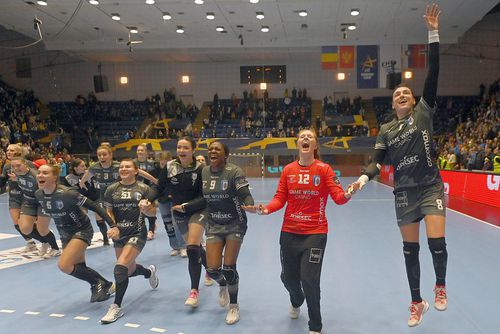 Jucătoarele de la CSM sărbătorind victoria cu Vipers în Sala Polivalentă bucureșteană. FOTO: Imago Images
