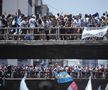 Haos la sărbătoarea Argentinei » Fanii s-au aruncat de pe pod în autocar, jucătorii au fost urcați în elicoptere! Traficul e complet blocat