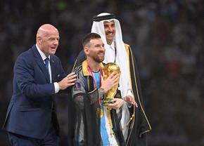Cât costă mantia primită de Messi la finala Mondialului » Organizatorii aveau pregătite două ținute