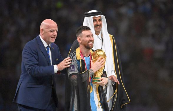 Cât costă mantia primită de Messi la finala Mondialului » Organizatorii aveau pregătite două ținute