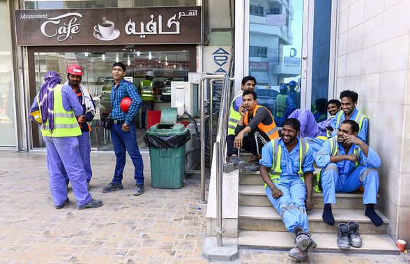 „O închisoare unde poți munci” » Drama migranților din Qatar