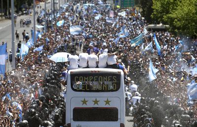 Tragedie după haosul de la petrecerea din Buenos Aires » Un fan a murit, iar un copil e în comă