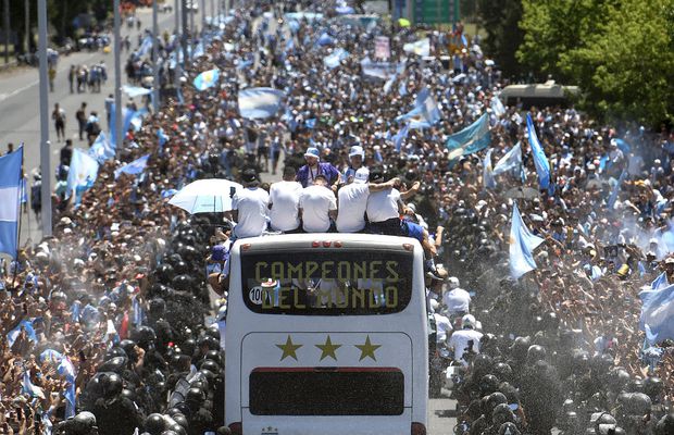 Tragedie după haosul de la petrecerea din Buenos Aires » Un fan a murit, iar un copil e în comă