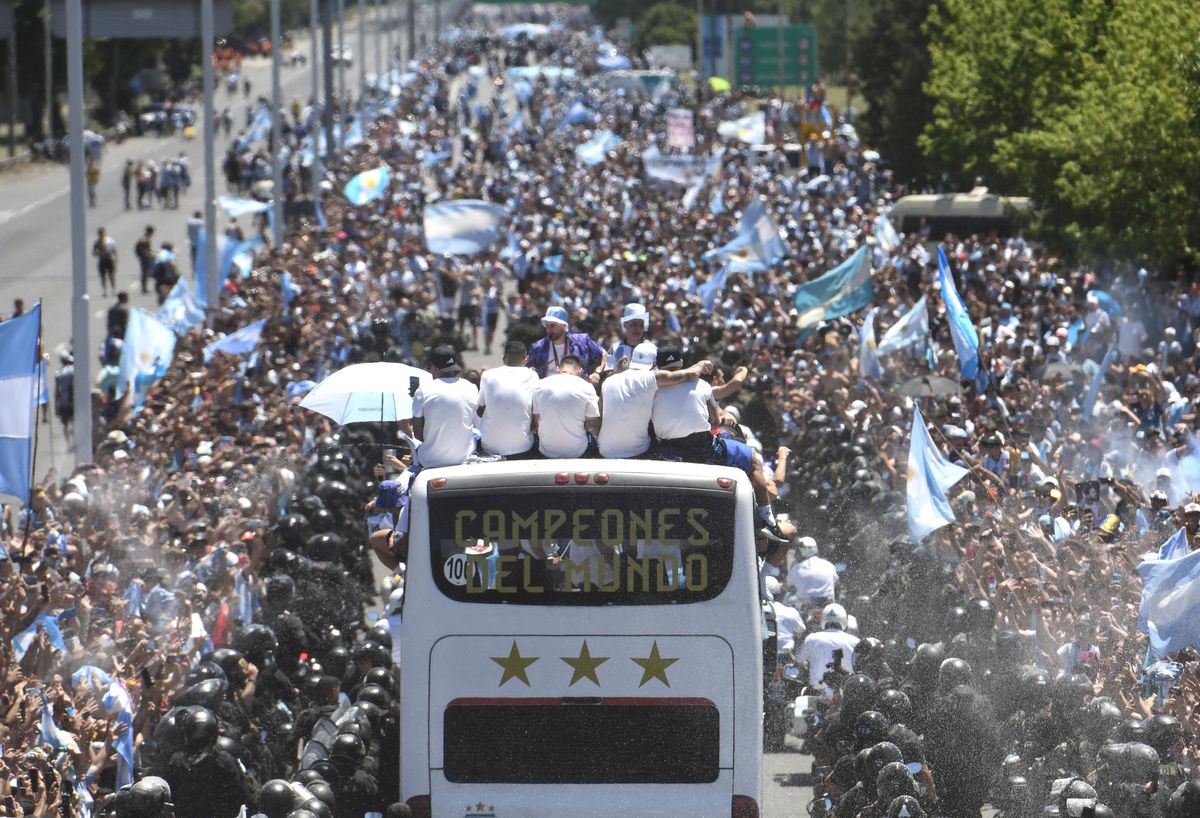 Tragedie după haosul de la petrecerea din Buenos Aires » Un fan a murit, iar un copil e în comă