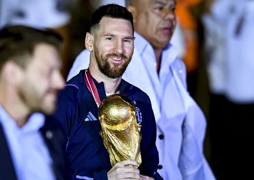 Lionel Messi (35 de ani) ar fi bătut palma cu PSG pentru încă un sezon. Negocierile dintre cele două părți s-ar fi purtat chiar în timpul Campionatului Mondial, iar contractul urmează să fie semnat în perioada imediat următoare.