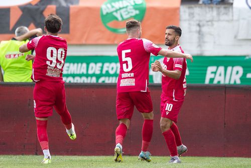 Pe plan sportiv, Dinamo speră să prindă play-off-ul de promovare